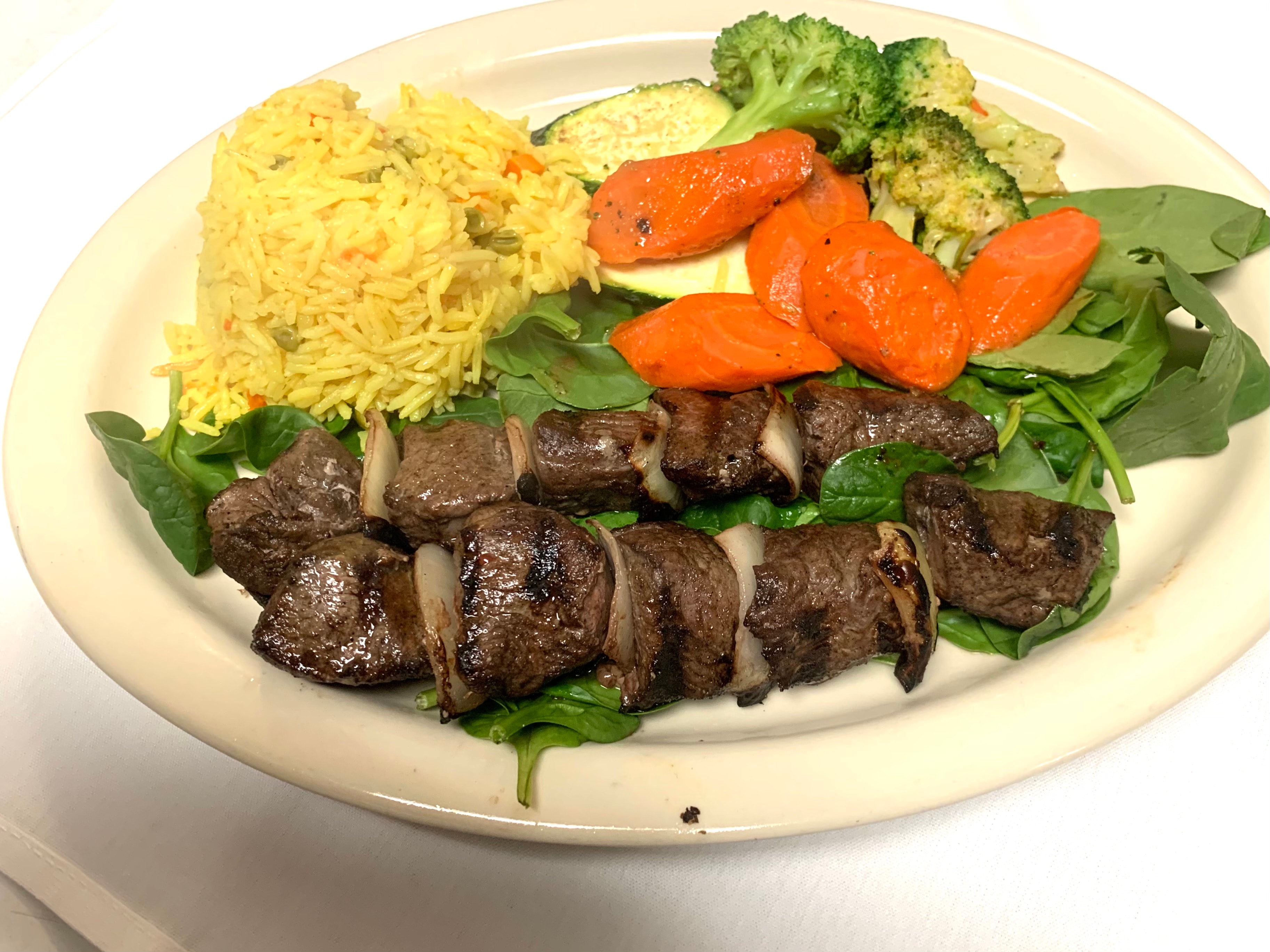 Lahm Meshwe – grilled beef kebabs with rice and vegetables